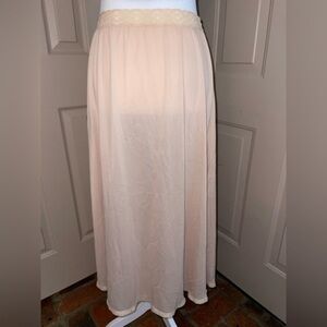 Vintage beige lace trimmed half slip